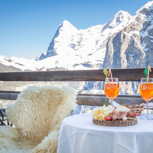 Hotelterrasse mit Bergkulisse