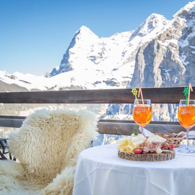 Hotelterrasse mit Bergkulisse