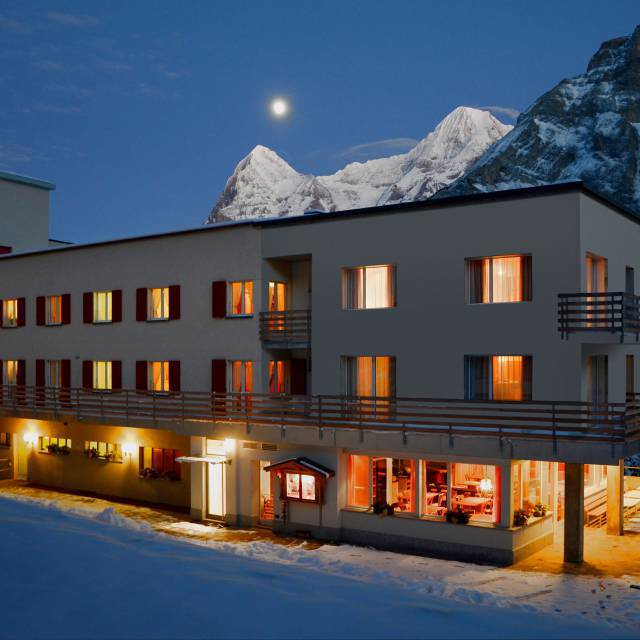 Hotel-Aussenansicht bei Nacht Hotel Edelweiss